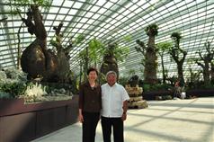 林郑月娥与滨海湾花园局长陈伟杰博士合照。