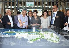 凌嘉勤（左二）向林郑月娥（右三）、韦志成（左三）和立法会发展事务委员会主席刘秀成教授（右一）讲解「起动九龙东」的模型展品。