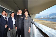 林郑月娥与一众嘉宾参观起动九龙东办事处。