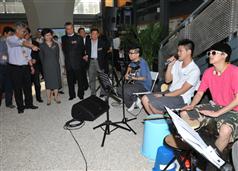 林郑月娥与其他嘉宾欣赏乐队Nupage表演。