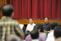 发展局局长麦齐光（右）和保安局局长黎栋国（左）今日（七月八日）下午到东涌青松侯宝垣小学听取市民的意见和诉求。