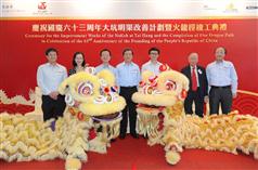 The Deputy Director of Drainage Services, Mr Tsui Wai (centre); Chairman of the Wan Chai District Council, Mr Suen Kai-cheong (third left); Principal Assistant Secretary for Development (Works), Mr Liu Chun-san (third right); Wan Chai District Officer, Miss Angela Luk (second left); and President of the Tai Hang Residents' Welfare Association, Mr Ho Choi-chiu (second right), attended the "Ceremony for the Improvement Works of the Nullah at Tai Hang and the Completion of Fire Dragon Path in Celebration of the 63rd Anniversary of the Founding of the People's Republic of China" in Tai Hang today (September 13). 