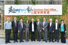 图示陈茂波与嘉宾和讲者合照。左起：起动九龙东专员凌嘉勤、太古地产有限公司常务总裁—香港安格里、发展局常任秘书长（工务）韦志成、主讲嘉宾Anna Molero、兰桂坊集团主席盛智文博士、发展局局长陈茂波、主讲嘉宾Professor Greg Clark、旭日集团有限公司董事长杨钊博士、嘉里建设有限公司执行董事何述勤及起动九龙东副专员何永贤。