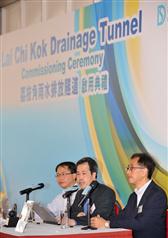 渠务署助理署长（设计拓展）郑鸿亮（中）、总工程师（工程管理）戴怀民（右）和高级工程师（工程管理）简汉成向传媒介绍荔枝角雨水排放隧道项目的规划、设计及建造详情。 
