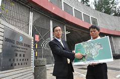 黎卓豪（左）和渠務署高級工程師（污水工程）李偉文介紹赤柱污水處理廠的周邊環境。 