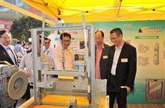 陳茂波（右一）與陳帆（右二）參觀《升降機及自動梯條例》的資訊攤位。