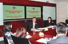 陳茂波昨日（十二月十三日）下午在香港特別行政區政府駐上海經濟貿易辦事處與在當地的香港專業人士和商會代表會面，了解他們在內地的營商和工作情况。香港駐上海經濟貿易辦事處主任譚惠儀（右）亦有出席。