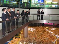 陳茂波今早（十二月十四日）參觀上海城市規劃展示館，欣賞一個大型的上海市模型。