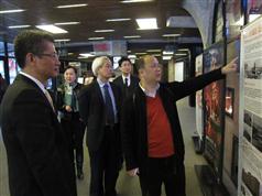 陳茂波今日（十二月十四日）參觀1933老場坊時，聽取上海創意產業中心秘書長何增強的介紹。