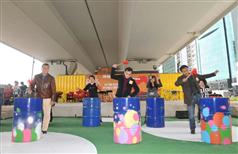 「反转天桥底一号场」今日（一月二十日）开始开放予公众，为市民提供一个非正式的文化及表演场地。发展局常任秘书长（工务）韦志成（中）、观塘区议会主席陈振彬（左）及发展局起动九龙东专员李启荣（右）主持起动仪式。