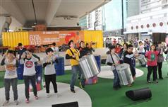 「反转天桥底一号场」起动仪式由敲击乐队四击头与香港青年协会的一众成员为场地揭开序幕。四击头特意为「反转天桥底一号场」创作了一首乐曲，并以弃置油罐改装而成的乐器演奏。