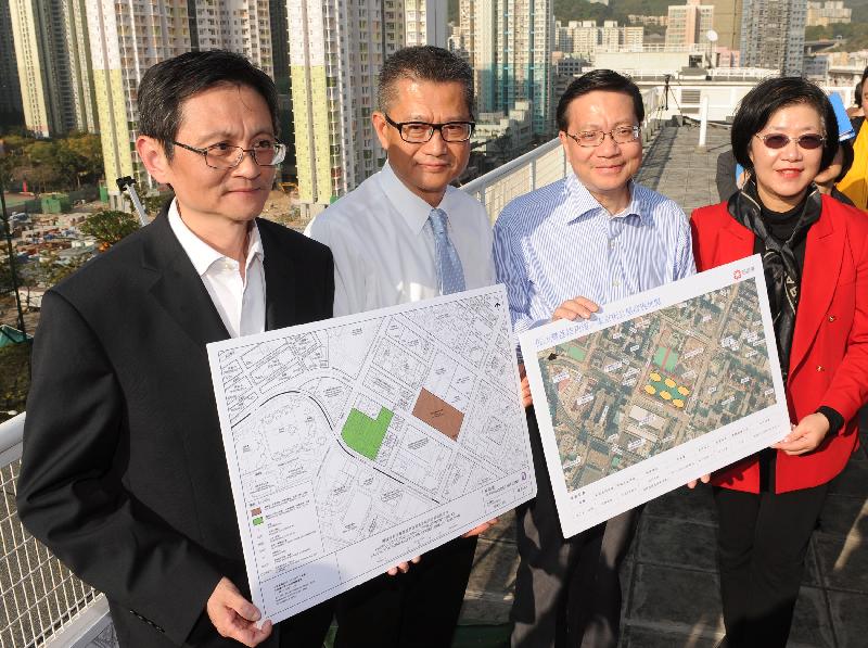 運輸及房屋局局長張炳良教授（右二）和發展局局長陳茂波（左二）今日（二月五日）視察兩幅擬作公營房屋用途的用地。他們先聽取房屋署副署長（發展及建築）馮宜萱（右一）及規劃署荃灣及西九龍規劃專員陳偉信（左一）介紹擬改作公屋發展的荔枝角道／東京街的「休憩用地」。