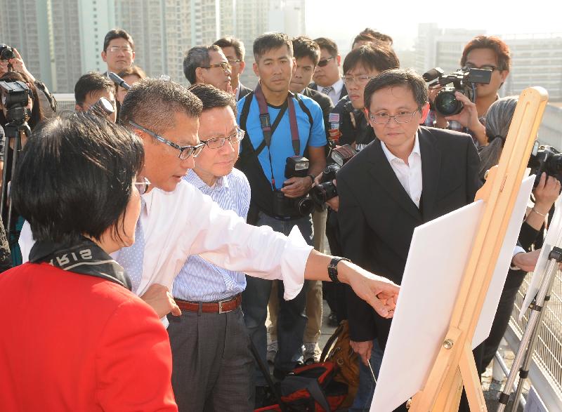 張炳良教授（左三）和陳茂波（左二）研究荔枝角道／東京街的「休憩用地」的位置圖。