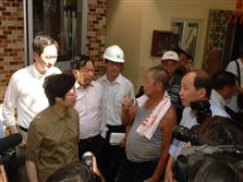 Mrs Lam chatting with a Tai O resident to learn about his needs and concern. 