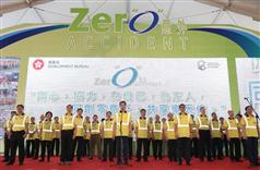 The Chief Executive, Mr C Y Leung (front row, centre); the Secretary for Development, Mr Paul Chan (front row, second right); the Permanent Secretary for Development (Works), Mr Wai Chi-sing (front row, first right); the Chairman of the Construction Industry Council, Mr Lee Shing-see (front row, second left); and the Chairman of the Committee on Construction Site Safety of the Construction Industry Council, Mr Cheung Hau-wai (front row, first left), officiate at the Zero Accident Declaration Ceremony of Construction Safety Week 2013 at the Kai Tak Development area today (May 27). They led more than 30,000 construction workers to pledge to work towards an accident-free site environment.