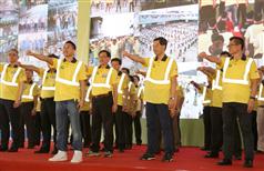 Mr Leung (second right) and Mr Chan (first right) together with the guests lead the construction workers to do morning exercises. 