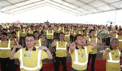 More than 500 construction workers do morning exercises at the Kai Tak Development area. They all wear the "Zero-accident" T-shirts to show their joint commitment and solidarity in achieving the goal of zero accidents on construction sites. The yellow T-shirt adopts the colour tone of the industry's uniform with the logo of 'Safety Pal' attached to the sleeve.