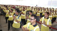 More than 500 construction workers do morning exercises at the Kai Tak Development area. They all wear the "Zero-accident" T-shirts to show their joint commitment and solidarity in achieving the goal of zero accidents on construction sites. The yellow T-shirt adopts the colour tone of the industry's uniform with the logo of 'Safety Pal' attached to the sleeve. 