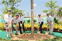發展局常任秘書長（工務）韋志成（左三）今日（八月九日）出席在啟德發展區舉行的「啟德發展計劃─啟德機場北面停機坪第一期基礎設施社區種植日」活動，並與土木工程拓展署署長韓志強（右二）、九龍城區議會主席劉偉榮（左二）、黃大仙區議會主席李德康（右一）和觀塘區議會副主席蘇麗珍（左一）一同主持植樹儀式。 