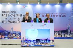 财政司司长曾俊华（中）、发展局局长陈茂波（右）及海滨事务委员会主席蒲禄祺（左）在添马政府总部为海滨发展研讨会2013主持开展仪式。