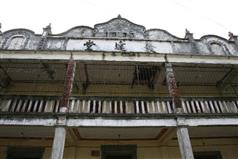 正面外廊的三角山花上有「發達堂」的名稱及建築年份。