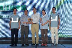 陈茂波（右一）和李承仕（左一）颁发奖项予气功「八段锦」演练比赛冠军组别。 