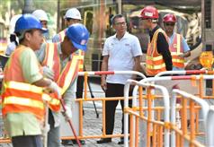 发展局局长陈茂波（右三）今日（九月二十四日）到土木工程拓展署辖下安达臣道发展计划工地附近一带视察卫生状况，并听取该署有关保持工地和附近公共地方清洁的措施。