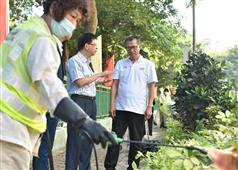 陈茂波（右）视察顺景街的卫生情况，并听取了有关食物环境卫生署清洁街道和喷洒蚊油等防蚊工作。