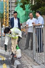 陈茂波（右二）视察顺景街的卫生情况，并听取了有关食物环境卫生署清洁街道和喷洒蚊油等防蚊工作。