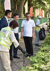陈茂波（左四）视察顺景街的卫生情况，并听取了有关食物环境卫生署清洁街道和喷洒蚊油等防蚊工作。