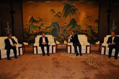 陈茂波（左一）昨日（十一月一日）与宁夏回族自治区人民政府党委书记李建华（右二）、国家住房和城乡建设部副部长易军（左二）和银川市人民政府巿委书记徐广国会面。