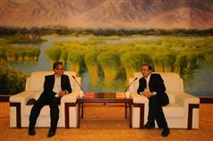 陈茂波（左）今日在论坛前与易军会面。