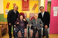 Mr Chan (right) visits the Sham Shui Po District Elderly Community Centre of the Neighbourhood Advice-Action Council, accompanied by the Council's Executive Director, Mr Tung Chi-fat (left).