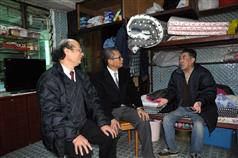 Mr Chan (centre) visits an elderly singleton living in Pak Tin Estate to understand his daily life and needs for social care services. 