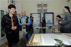 Accompanied by the Chairman of Board of Directors of the Hong Kong Museum of Medical Sciences Society, Dr Laurence Hou, Mrs Lam toured the Hong Kong Museum of Medical Sciences in Caine Lane, Sheung Wan.