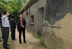 During her visit to Central and Western District today (April 29), the Secretary for Development, Mrs Carrie Lam, went to Mount Davis to see the disused battery and other war relics.