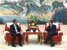 发展局局长陈茂波（左）今日（六月二十七日）在天津拜会天津市副市长尹海林（右），就两地的社会经济发展交流意见。