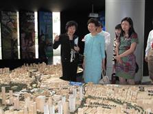 新加坡市區重建局行政總裁蔡君炫，向發展局局長林鄭月娥介紹新加坡的土地規劃和海濱發展。