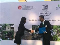 发展局局长陈茂波（右）今日（一月六日）出席大埔绿汇学苑获联合国教科文组织「亚太区文化遗产保护奖」颁奖典礼，并从联合国教科文组织「亚太区文化遗产保护奖」评审委员会主席兼曼谷办事处文化部主任杨碧幸博士（左）手中接过奖项。