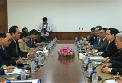The Secretary for Development, Mr Eric Ma (second right), calls on the Senior Minister of the Ministry of Land Management, Urban Planning and Construction, Mr Chea Sophara (second left), in Phnom Penh, Cambodia, today (February 27).