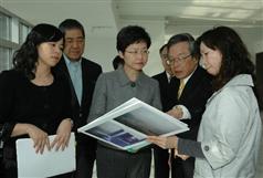 The Secretary for Development, Mrs Carrie Lam, and Chairman of Tsuen Wan District Council, Mr Chow How-chen (second from right), being briefed by District Planning Officer/Tsuen Wan & West Kowloon, Ms Heidi Chan (right), on the future development of the sites near Tsuen Wan West Station. On the left is Tsuen Wan District Officer, Mrs Alison Lau.