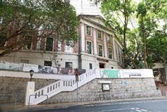 政府今日（十一月十六日）宣布，古物事務監督（即發展局局長）根據《古物及古蹟條例》將香港大學三幢一級歷史建築，即馮平山樓、儀禮堂及梅堂的外部列為法定古蹟。圖示馮平山樓面向般咸道的正立面。