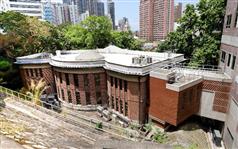 政府今日（十一月十六日）宣布，古物事務監督（即發展局局長）根據《古物及古蹟條例》將香港大學三幢一級歷史建築，即馮平山樓、儀禮堂及梅堂的外部列為法定古蹟。圖示馮平山樓的背立面。