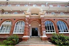 政府今日（十一月十六日）宣布，古物事務監督（即發展局局長）根據《古物及古蹟條例》將香港大學三幢一級歷史建築，即馮平山樓、儀禮堂及梅堂的外部列為法定古蹟。圖示儀禮堂面向月明泉的正立面，飾有粗面磚柱及造型精美的門廊。