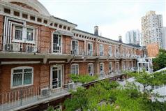 政府今日（十一月十六日）宣布，古物事務監督（即發展局局長）根據《古物及古蹟條例》將香港大學三幢一級歷史建築，即馮平山樓、儀禮堂及梅堂的外部列為法定古蹟。圖示儀禮堂面向梅堂的背立面。