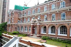 政府今日（十一月十六日）宣布，古物事務監督（即發展局局長）根據《古物及古蹟條例》將香港大學三幢一級歷史建築，即馮平山樓、儀禮堂及梅堂的外部列為法定古蹟。圖示梅堂面向儀禮堂的正立面。