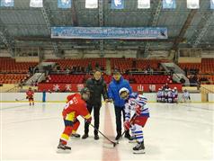 發展局局長黃偉綸（左二）今日（一月五日）在哈爾濱主持香港與哈爾濱的青少年冰球賽開球禮。來自香港的14位冰球員，年齡10至11歲，應邀參與今年哈爾濱國際冰雪節期間舉行的國際青少年冰球邀請賽。