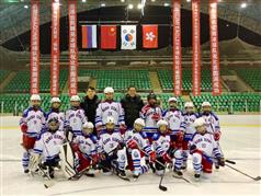 The Secretary for Development, Mr Michael Wong, watched a youth ice hockey game between Hong Kong and Harbin in Harbin today (January 5) and cheered for the young players from Hong Kong. Picture shows Mr Wong (back row, fifth right) with the Hong Kong young players.