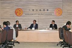 The Secretary for Development, Mr Michael Wong (centre), visited Kowloon City District today (March 5) and met with local District Council members to exchange views on district matters. Looking on are the Chairman of the Kowloon City District Council, Mr Pun Kwok-wah (right), and the District Officer (Kowloon City), Mr Franco Kwok (left).