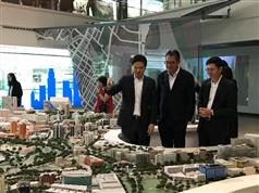 發展局局長黃偉綸今日（一月十四日）繼續新加坡訪問行程。圖示黃偉綸（右二）在新加坡國家發展部長黃循財（右三）和市區重建局行政總裁林榮輝（右一）陪同下參觀新加坡城市展覽館。